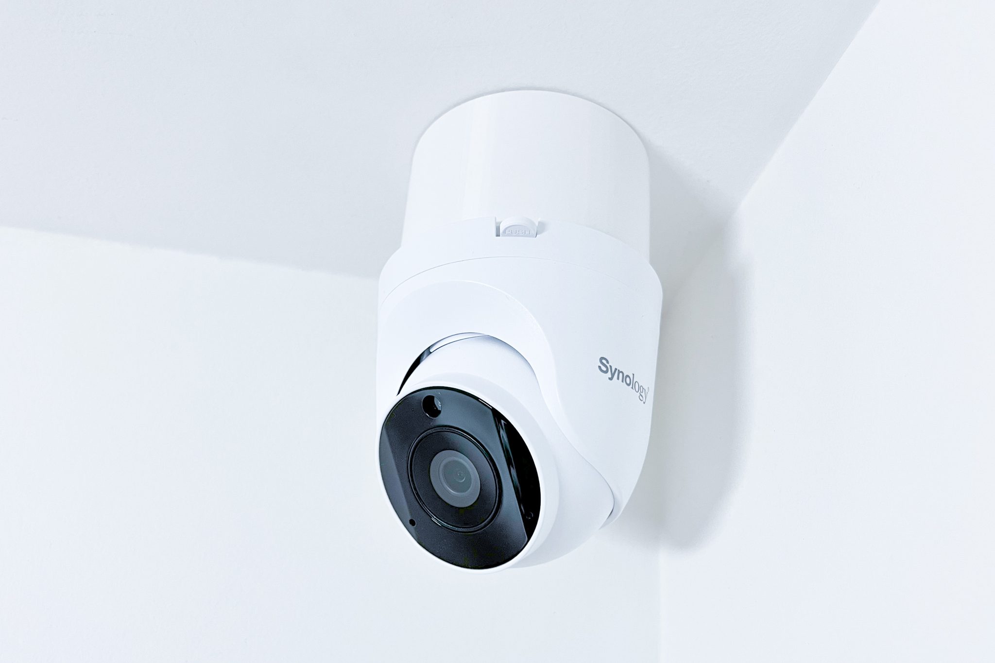 SYNOLOGY držák s krytkou kabelů pro kamery TC500 na stěnu a strop, bíl